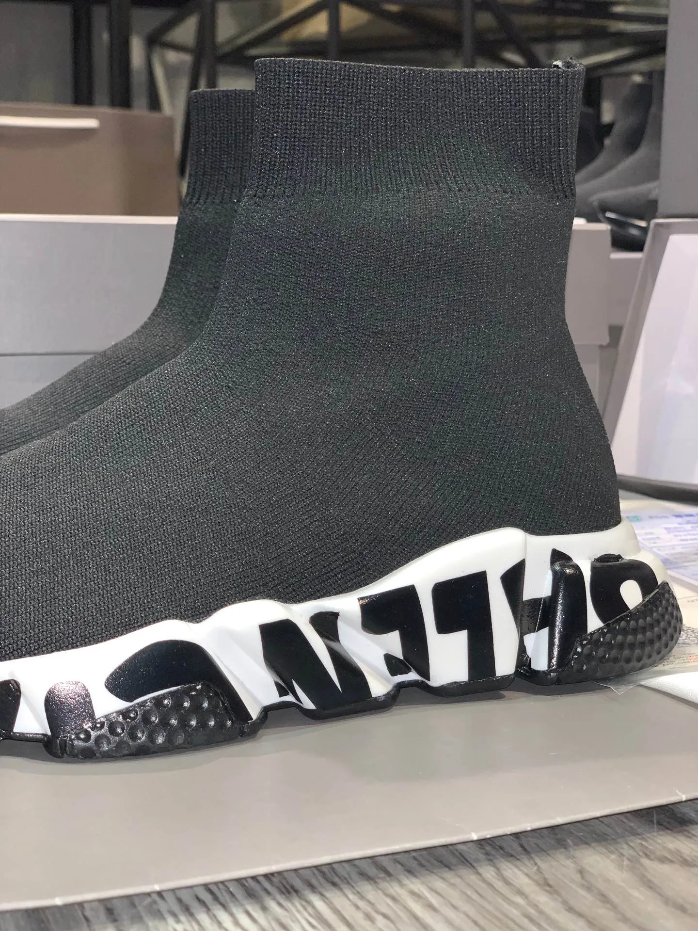 👟👟Ex-factory price 420👟👟 [Ready stock top version vacuum outsole] Balenciaga 👣Size: 35 36 37 38 39 40 41 42 43 44 45 [Socks in original packaging delivered] 🔥Balenciaga's "Speed" High-top sock-style sneakers are instantly recognizable and have ever-lasting popularity. This item is made in Italy from stretch knitted fabric. The rubber sole has excellent elasticity. Only half of the brand name printed on it is visible. Compared with the previous exaggerated and eye-catching style, it has a sense of "half-covering the face as if holding a pipa", and the brand's ingenuity in innovating the logo printing trend can also be seen.